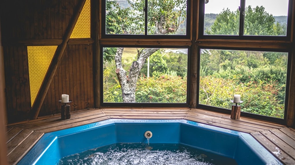 Jacuzzi de madera con ventanales hacia el bosque y el lago